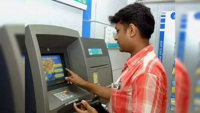 Card got stuck in the ATM machine! In such a situation, do not make this mistake, your bank account will be cleared immediately